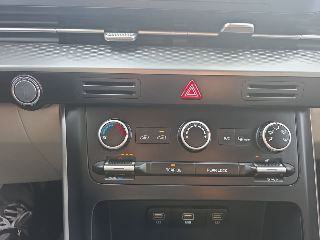 Used 2023 Kia Carnival LX FWD image 27