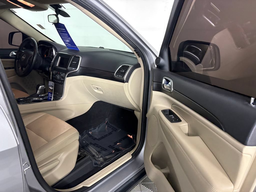 Used 2019 Jeep Grand Cherokee Laredo AWD/4WD image 34