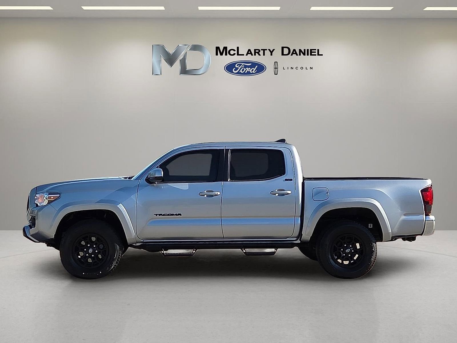 Used 2022 Toyota Tacoma SR5 RWD image 3