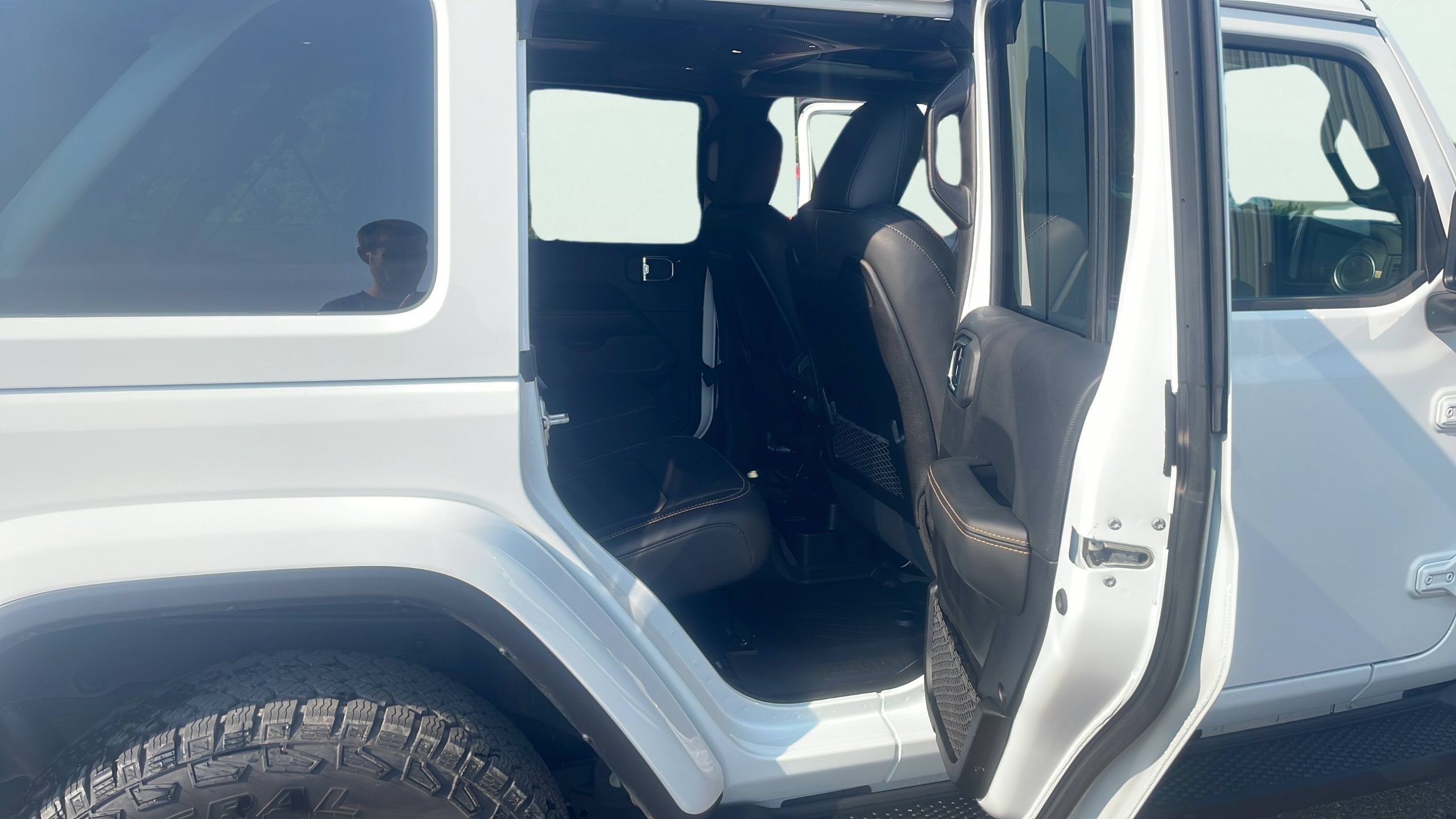 Used 2025 Jeep Wrangler Unlimited Sahara AWD/4WD image 16