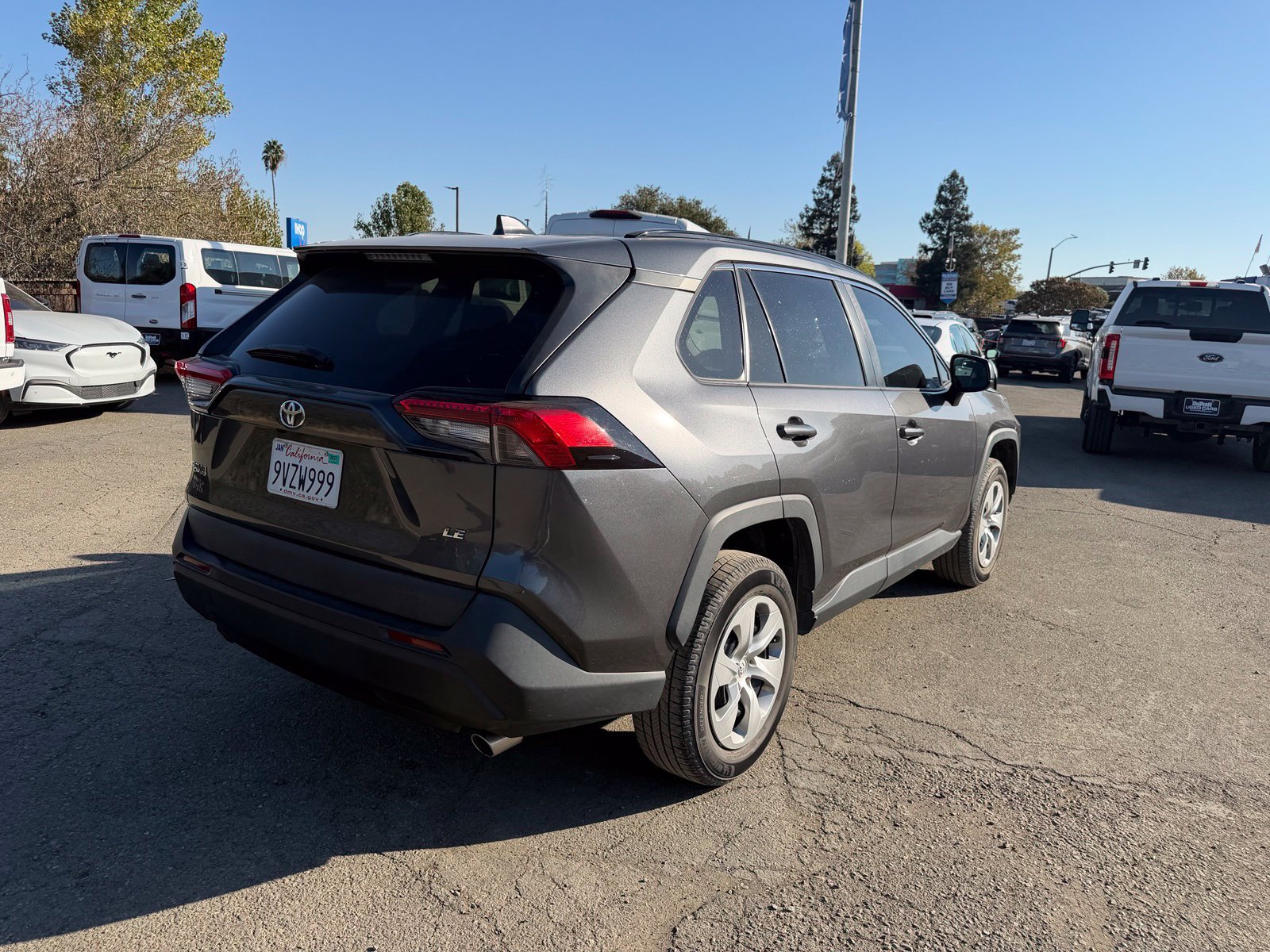 Used 2021 Toyota RAV4 LE FWD image 5