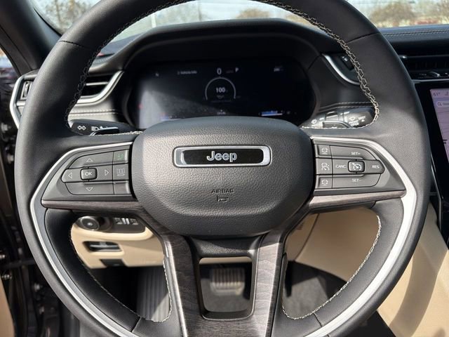 Used 2023 Jeep Grand Cherokee L Limited w/ Black Appearance Package image 13