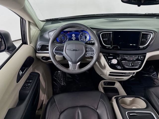 Used 2023 Chrysler Pacifica Touring-L image 21