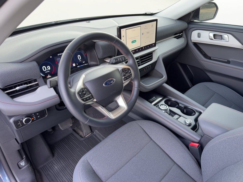 Certified 2025 Ford Explorer Active RWD image 4