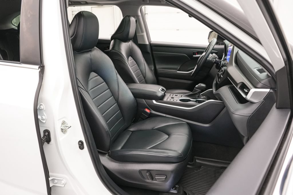 Used 2023 Toyota Highlander XLE AWD/4WD image 24