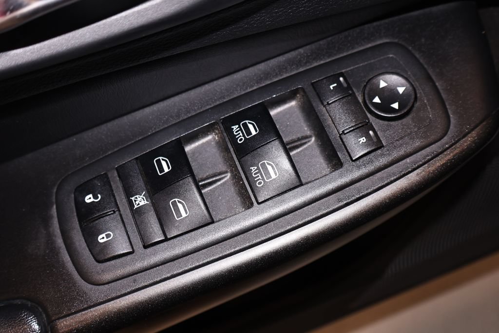 Used 2019 Jeep Cherokee Trailhawk w/ Cold Weather Group AWD/4WD image 12