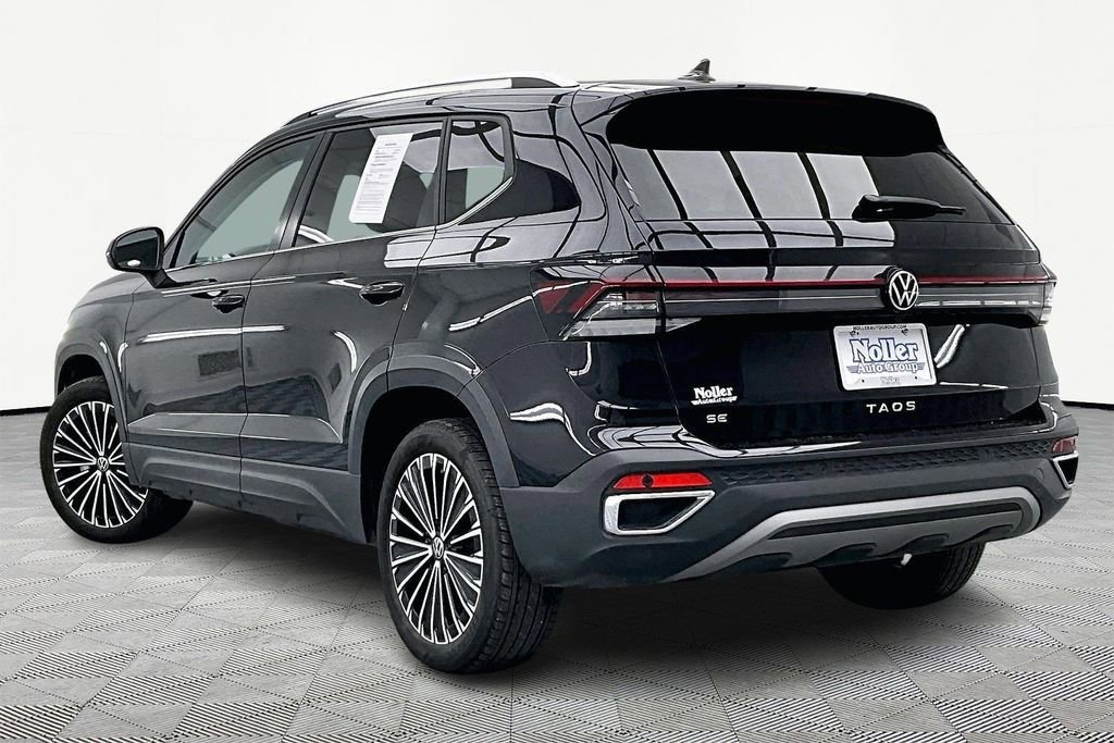 Used 2025 Volkswagen Taos SE image 2