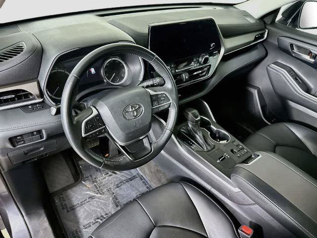 Used 2023 Toyota Highlander XLE FWD image 2