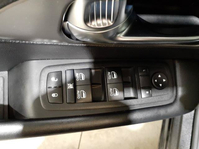 Used 2025 Chrysler Pacifica Select FWD image 12
