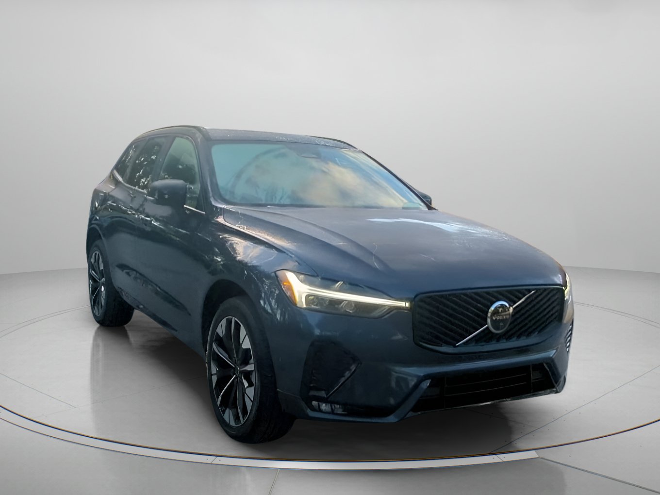 Used 2026 Volvo XC60 B5 Plus AWD/4WD image 4