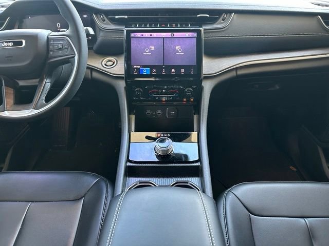 Used 2025 Jeep Grand Cherokee Limited RWD image 17