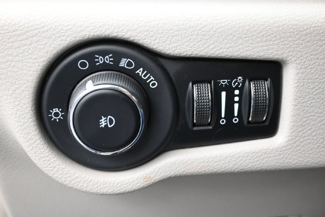 Used 2023 Chrysler Pacifica Touring-L FWD image 26