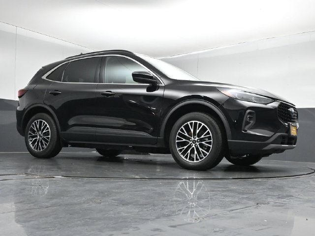 Certified 2026 Ford Escape SE w/ PHEV Premium Package FWD image 37