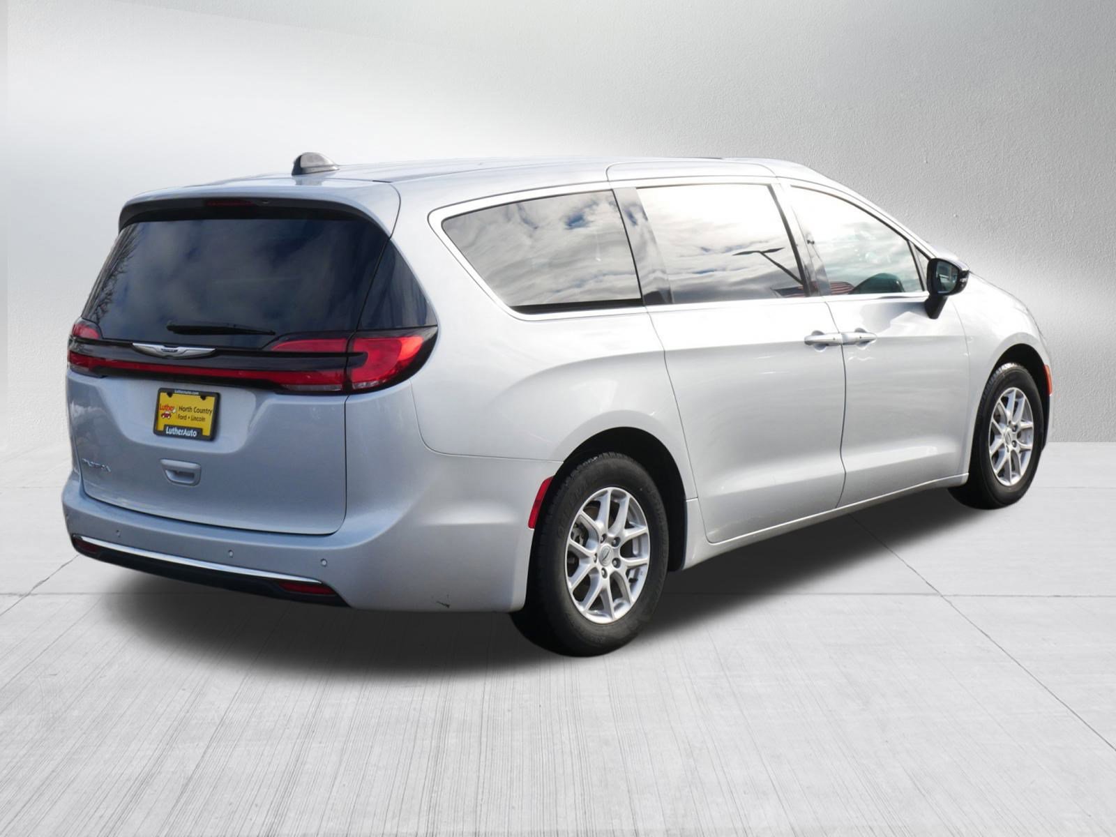 Used 2024 Chrysler Pacifica Touring-L image 5