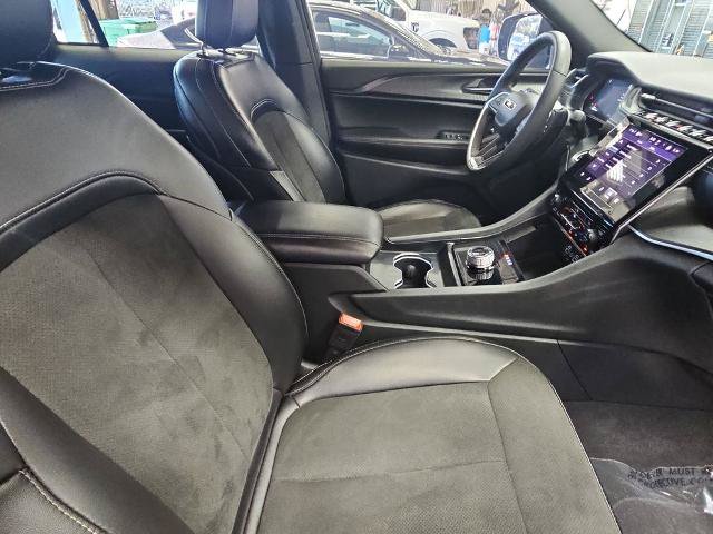 Used 2025 Jeep Grand Cherokee Altitude AWD/4WD image 10