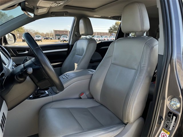 Used 2019 Toyota Highlander XLE image 25