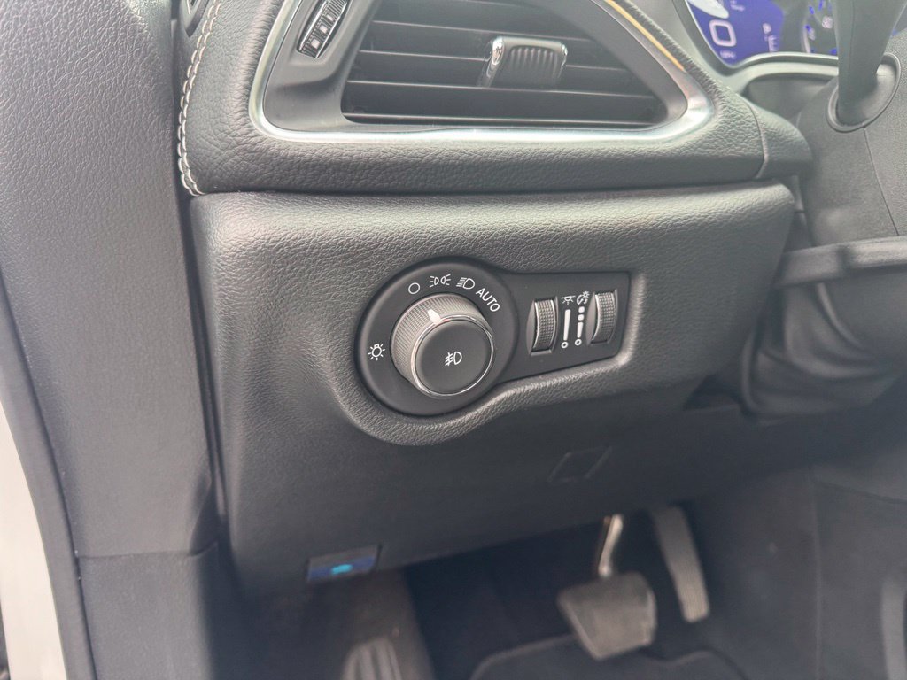 Used 2025 Chrysler Pacifica Limited FWD image 4