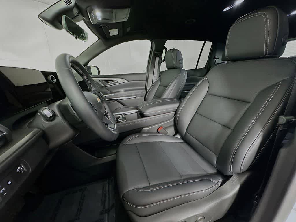 Used 2025 Chevrolet Traverse LT w/ Driver Confidence Package FWD image 12