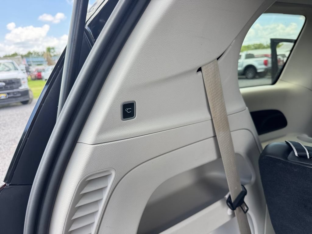 Used 2024 Chrysler Pacifica Touring-L FWD image 33