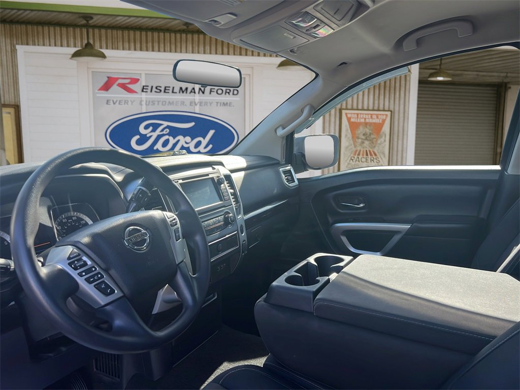 Used 2019 Nissan Titan SV image 15