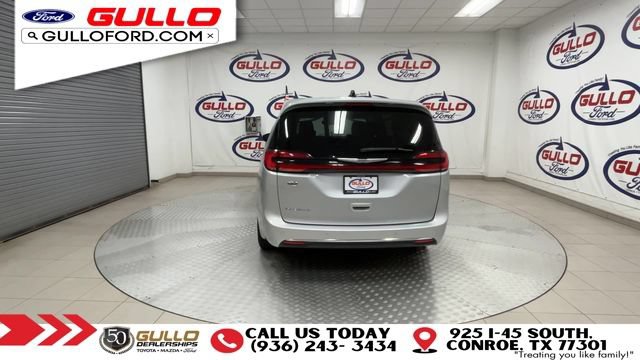 Used 2023 Chrysler Pacifica Touring-L FWD image 7