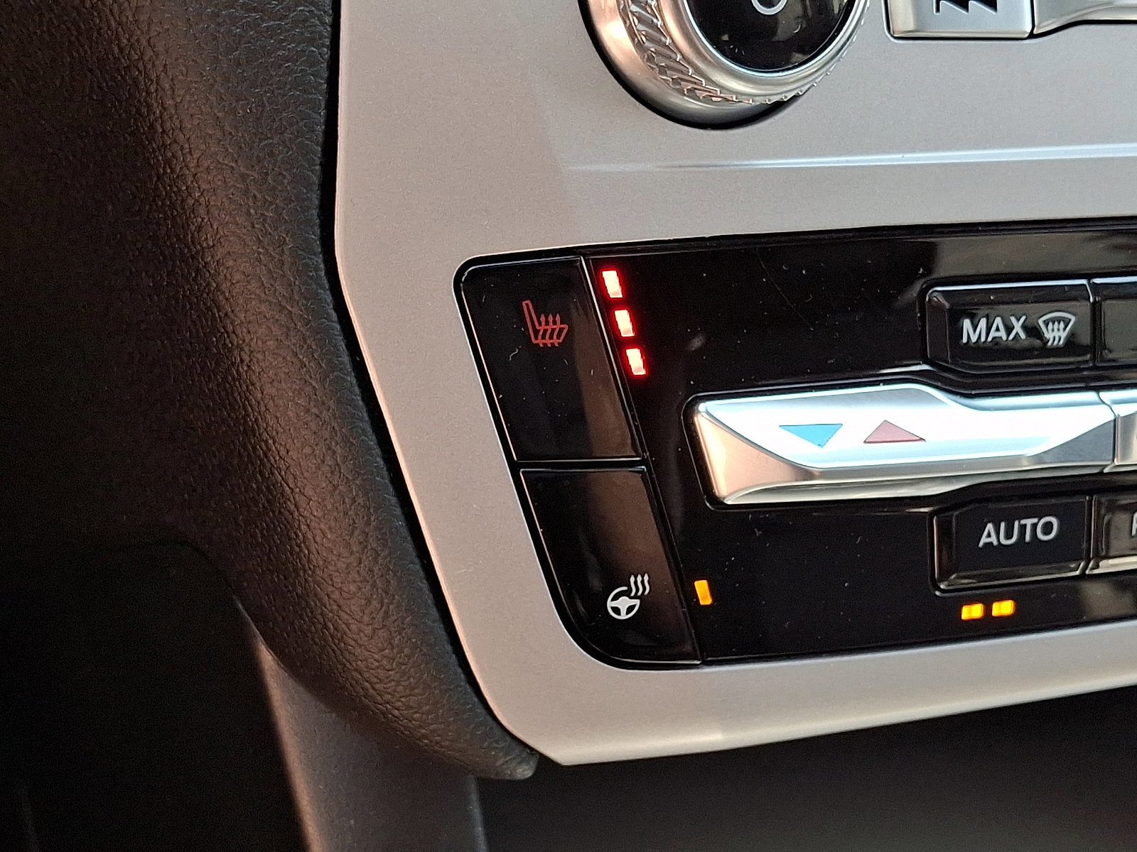 Certified 2024 Ford Explorer XLT w/ Equipment Group 202A image 28