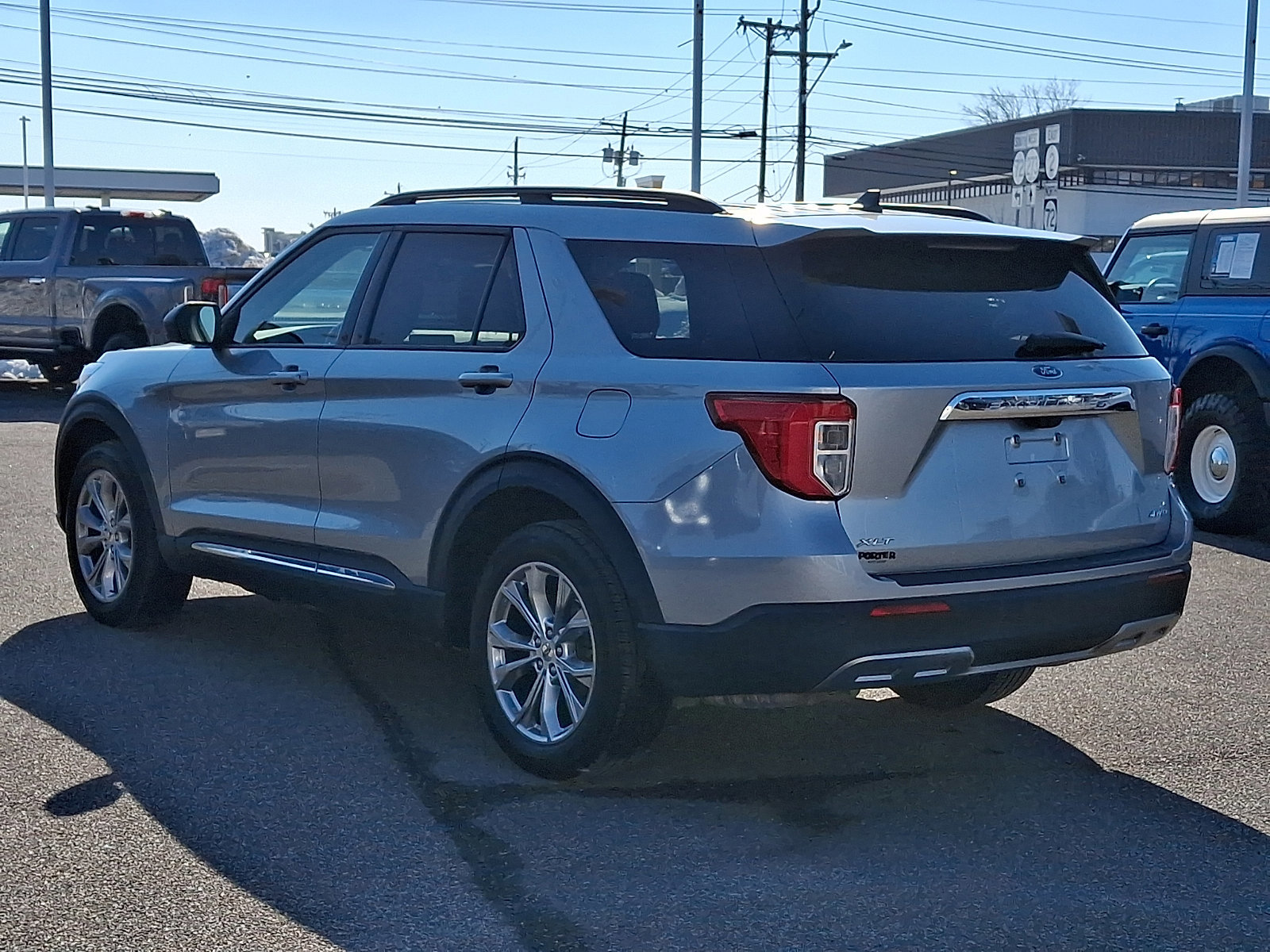 Certified 2022 Ford Explorer XLT w/ Equipment Group 202A image 4