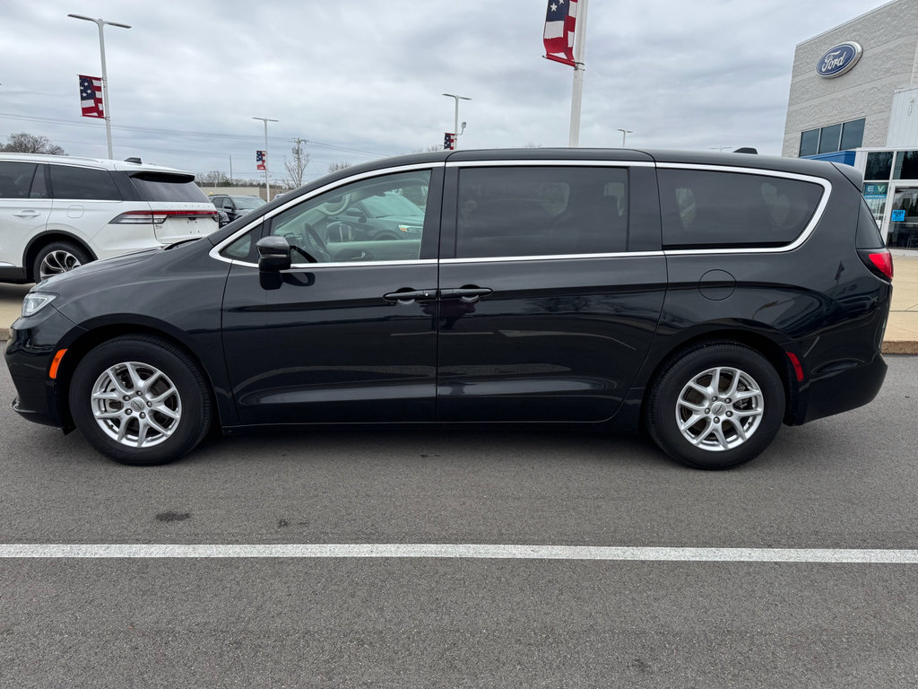 Used 2023 Chrysler Pacifica Touring-L FWD image 7