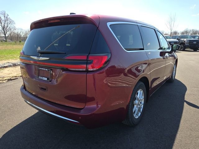 Used 2023 Chrysler Pacifica Touring-L image 4