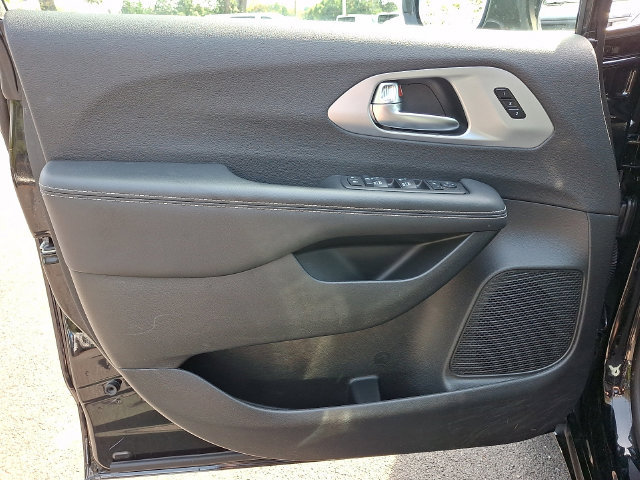 Used 2026 Chrysler Pacifica Limited FWD image 15
