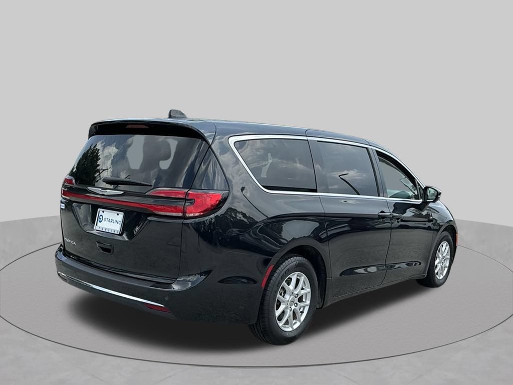 Used 2023 Chrysler Pacifica Touring-L FWD image 10
