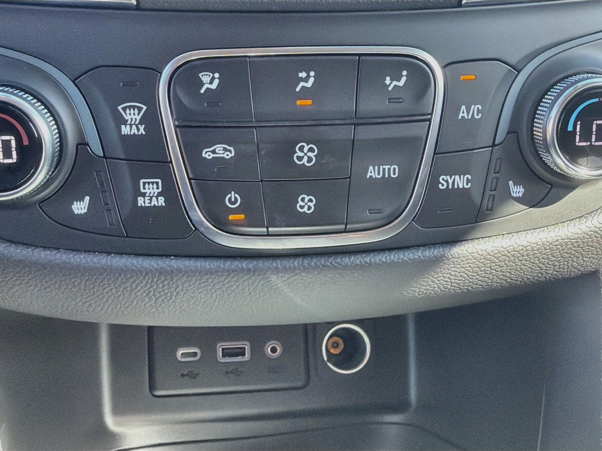Used 2024 Chevrolet Equinox LT FWD image 23