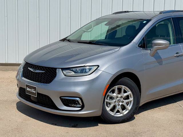 Used 2021 Chrysler Pacifica Touring-L FWD image 2