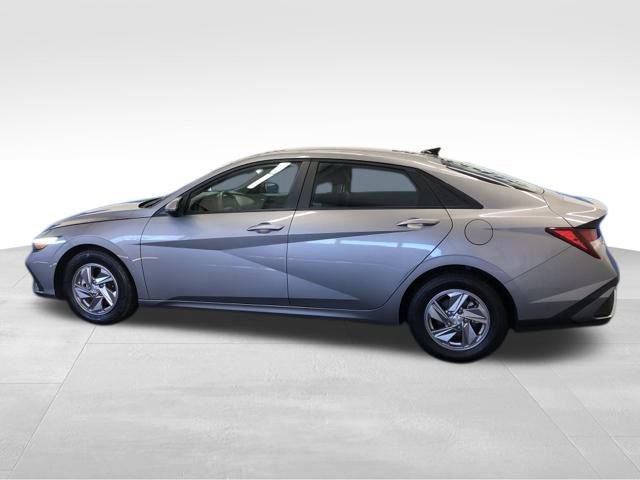Used 2024 Hyundai Elantra SE image 3