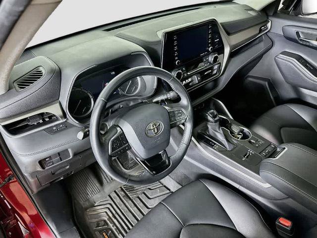 Used 2020 Toyota Highlander XLE FWD image 2