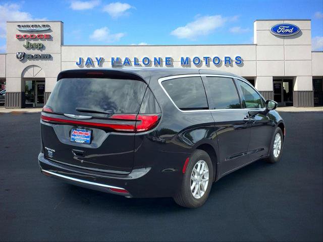 Used 2025 Chrysler Pacifica Select FWD image 2