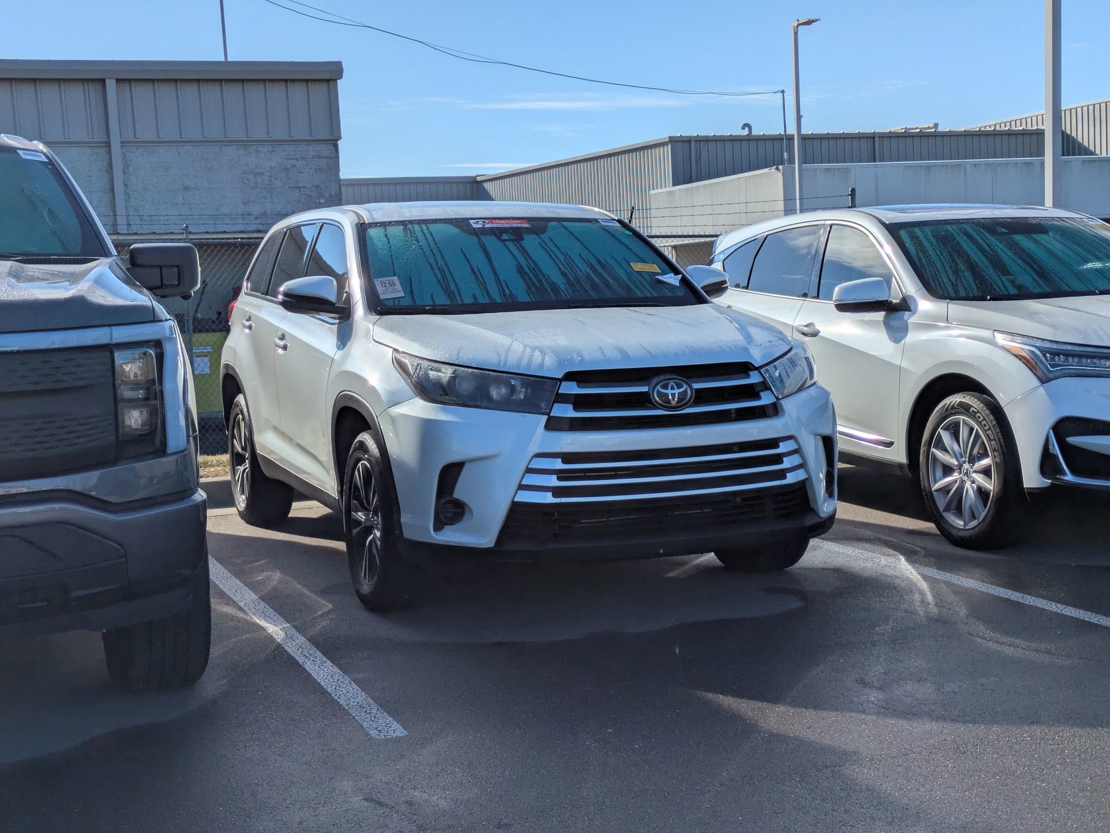 Used 2019 Toyota Highlander LE image 3