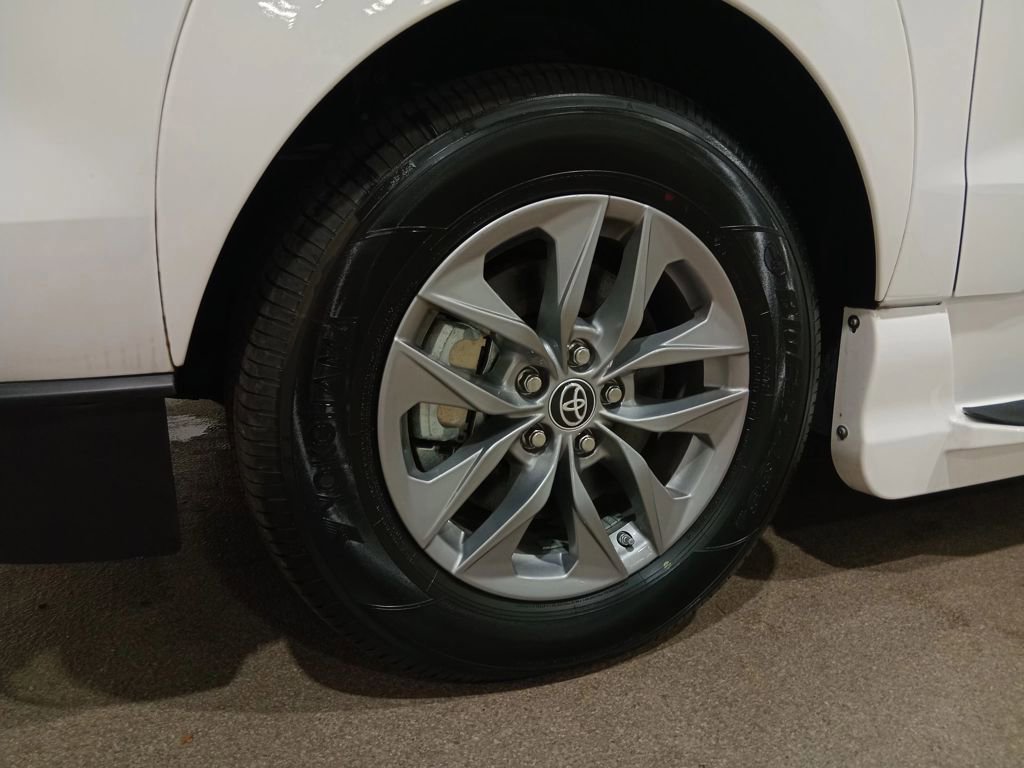 Used 2023 Toyota Sienna LE image 12