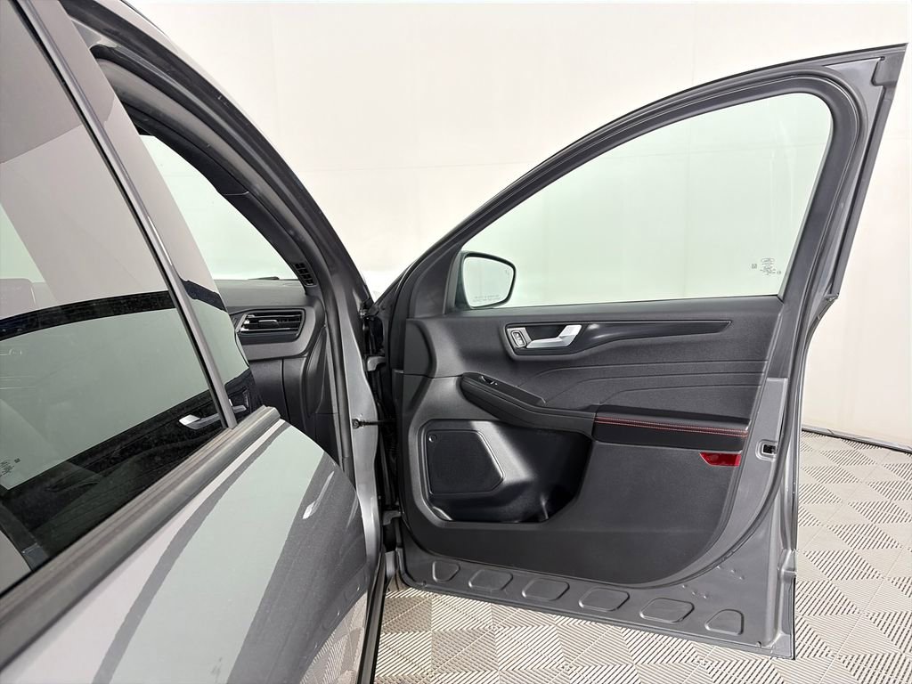 Certified 2025 Ford Escape ST-Line Select AWD/4WD image 30