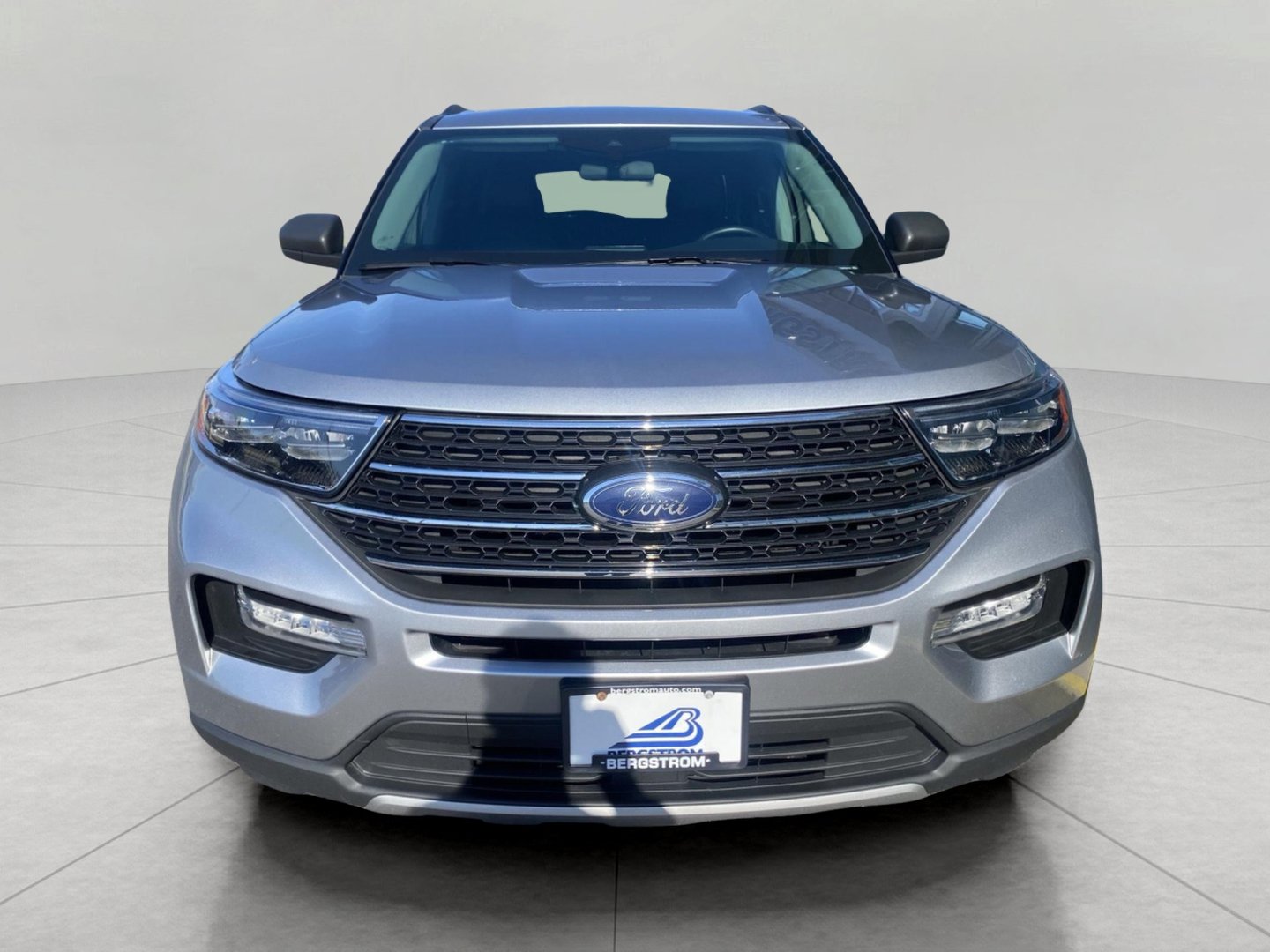 Certified 2023 Ford Explorer XLT w/ Equipment Group 202A AWD/4WD image 3