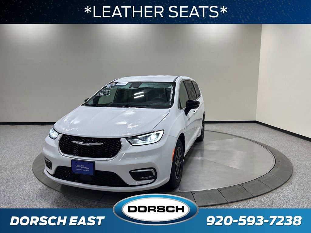 Used 2025 Chrysler Pacifica Select