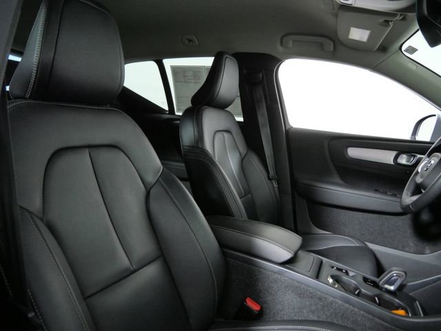 Used 2021 Volvo XC40 T4 Momentum FWD image 11
