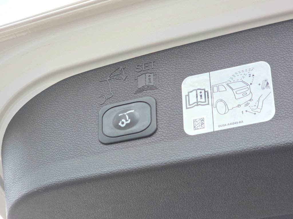 Certified 2017 Ford Escape Titanium FWD image 12
