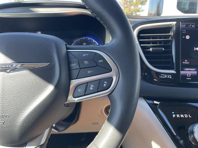 Used 2024 Chrysler Pacifica Touring-L FWD image 14