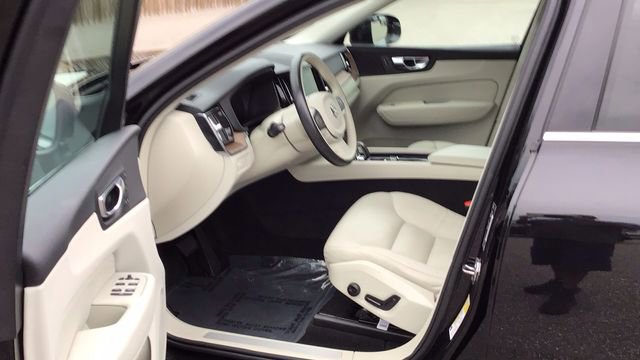 Used 2022 Volvo XC60 B5 Momentum w/ Climate Package image 16