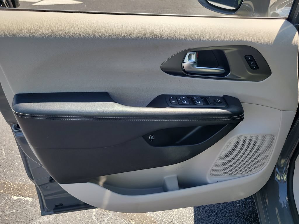 Used 2022 Chrysler Pacifica Touring-L w/ Uconnect Theater Family Group FWD image 16