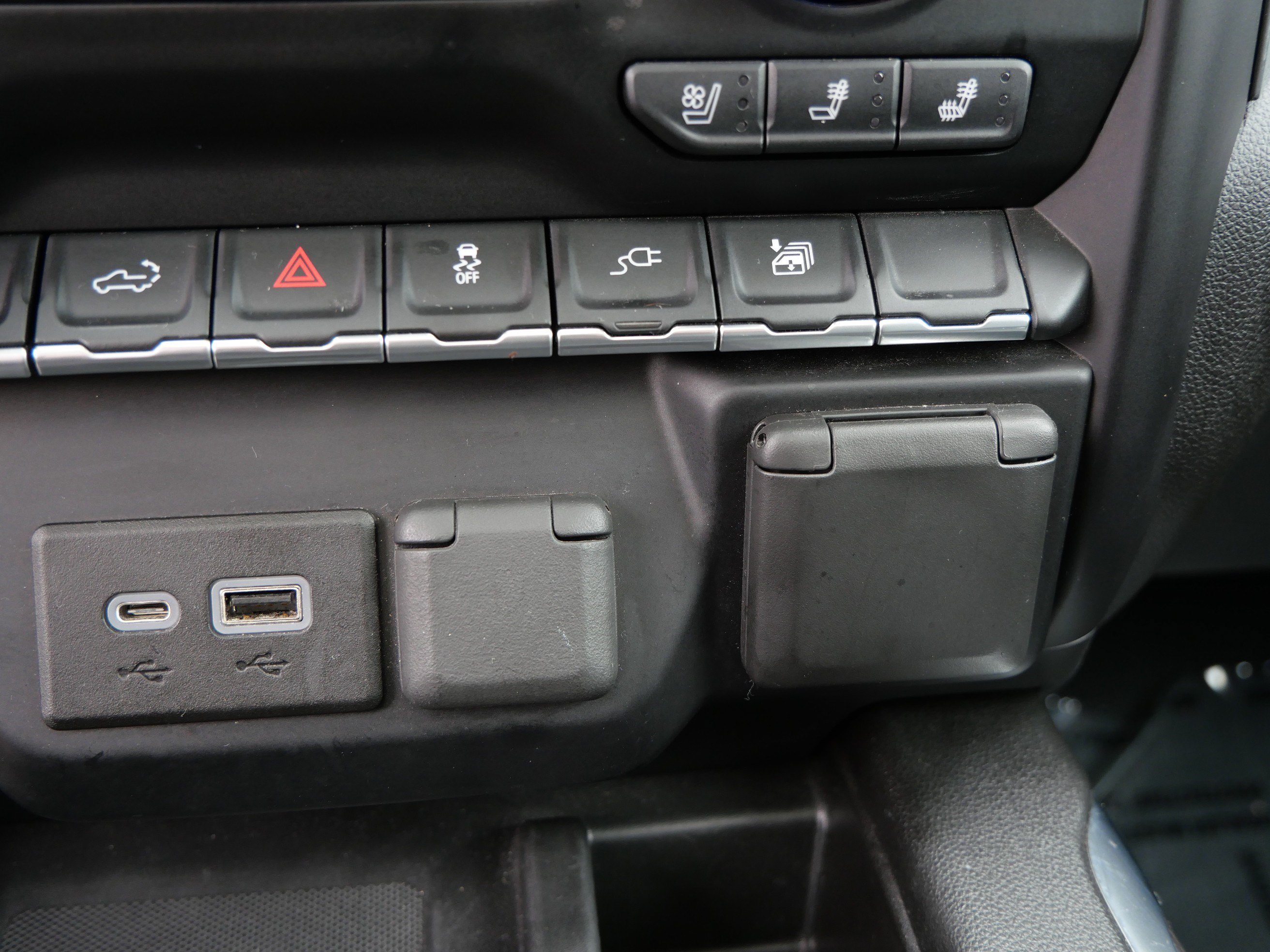 Used 2022 Chevrolet Silverado 1500 LTZ w/ LTZ Convenience Package II AWD/4WD image 33
