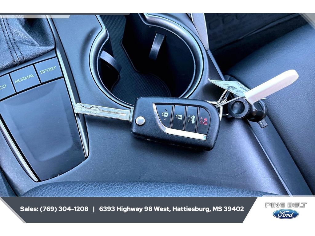 Used 2022 Toyota Camry SE FWD image 9