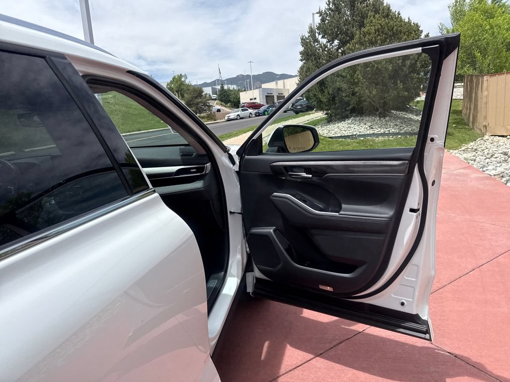 Used 2023 Toyota Highlander Limited AWD/4WD image 30