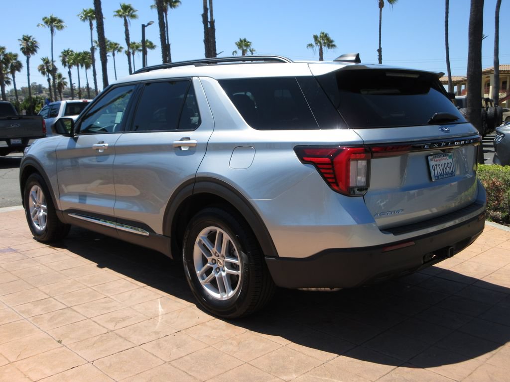 Certified 2025 Ford Explorer Active RWD image 2